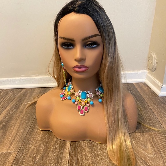 NEW woman’s dark blonde ombré straight wig